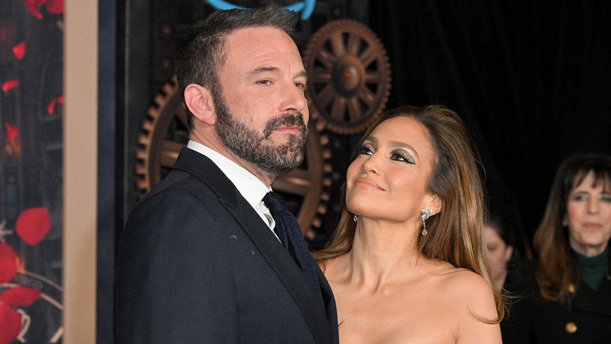 Jennifer Lopez posts breakup song amid Ben Affleck divorce rumors