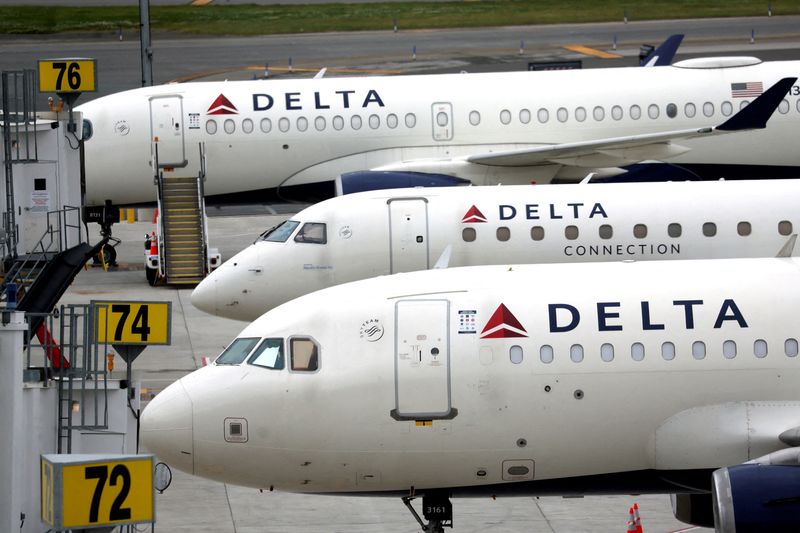 Analysis-Economic turbulence shakes US airlines as travel demand falters